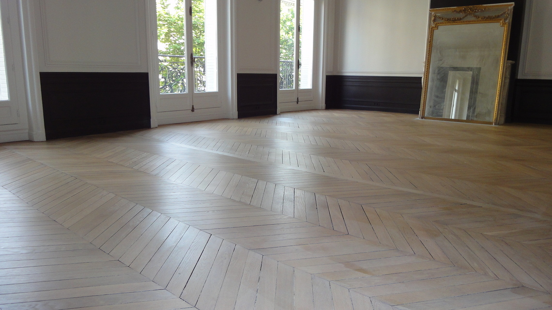 02_parquet_en_point_de_Hongrie_poncee_mis_en_teinte_ton_blanc_et_verni_Paris_75116.jpg